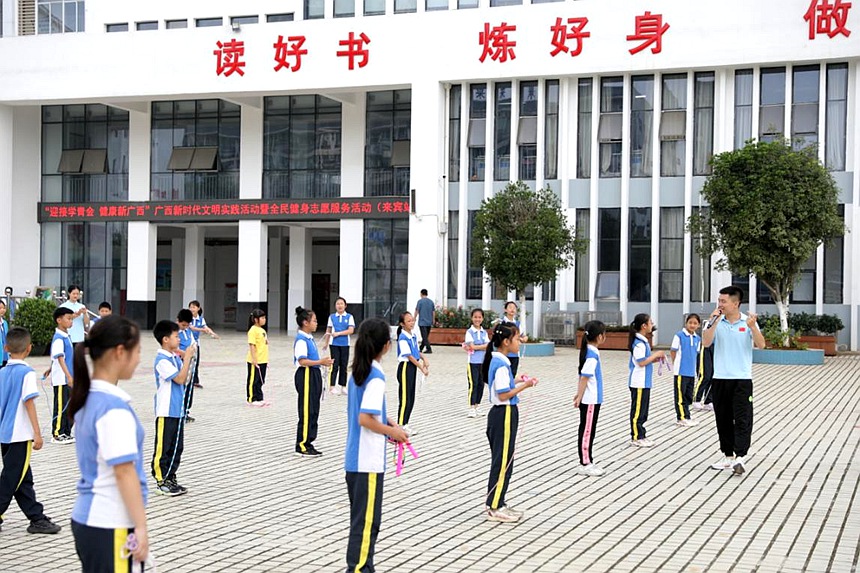 体育明星下基层。广西社会体育运动发展中心供图