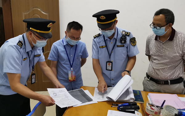 执法现场。凌云县市场监督管理局供图