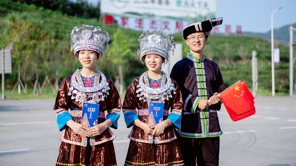 “金花班组”身穿少数民族服饰开展特色服务。