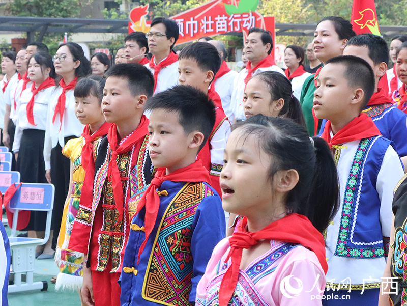 齊唱《中國少年先鋒隊隊歌》。人民網記者 彭遠賀攝