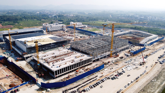 學青會三塘體育訓練比賽基地各類場館緊鑼密鼓建設中。記者賴有光攝