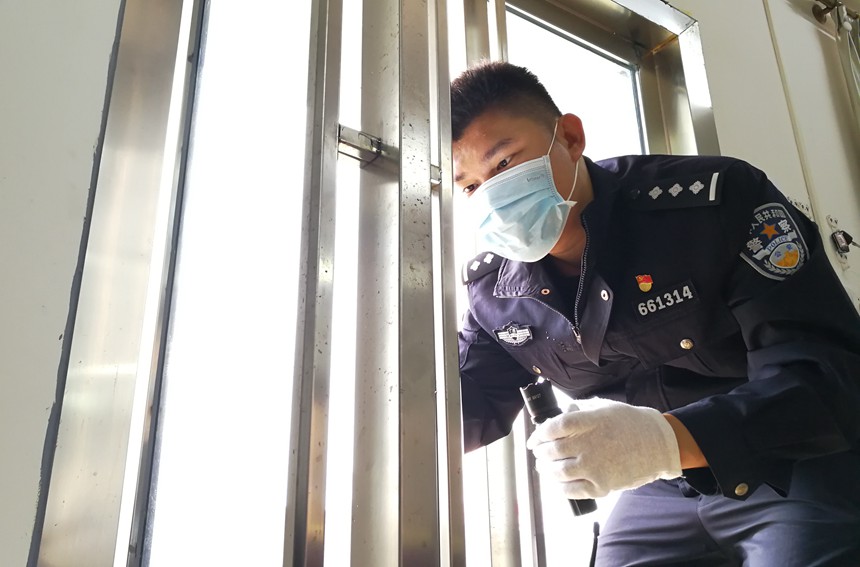 张瀚元仔细勘察案件现场