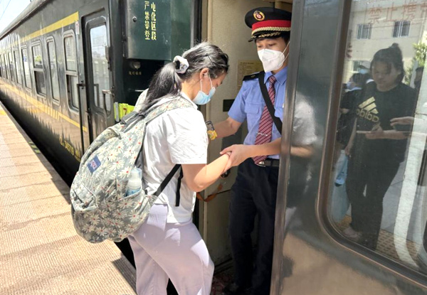 彭耀光为视力障碍旅客提供服务。蒋德树摄