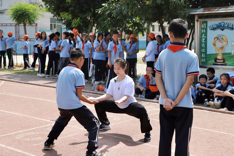 寧武小學學生在楊潔霞指導下學習中國傳統武術拳法。廣西體彩供圖