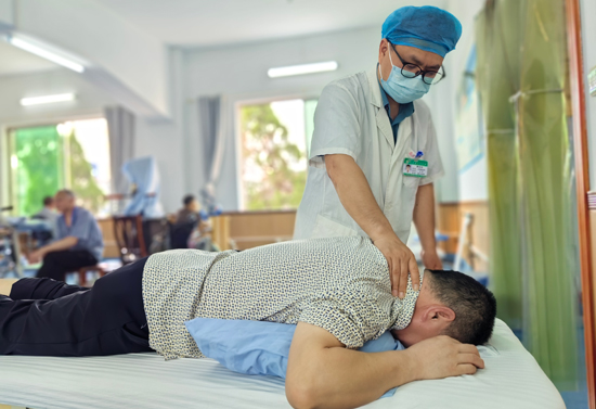 興安縣人民醫院中醫康復科主任韓青鬆正在為患者做治療。郭華文攝