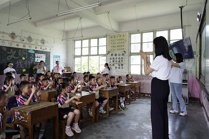 给孩子们上卫生健康教育课。曾宪山摄