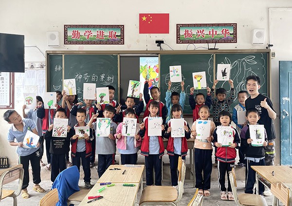 刘建涛老师给同学们上美术课。南宁市民主路小学教育集团供图