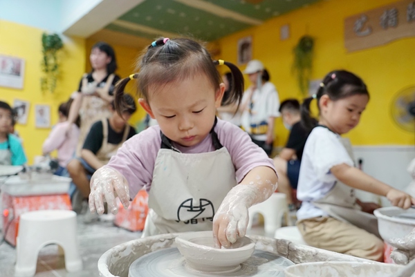 小朋友制作陶艺。宋彤波摄