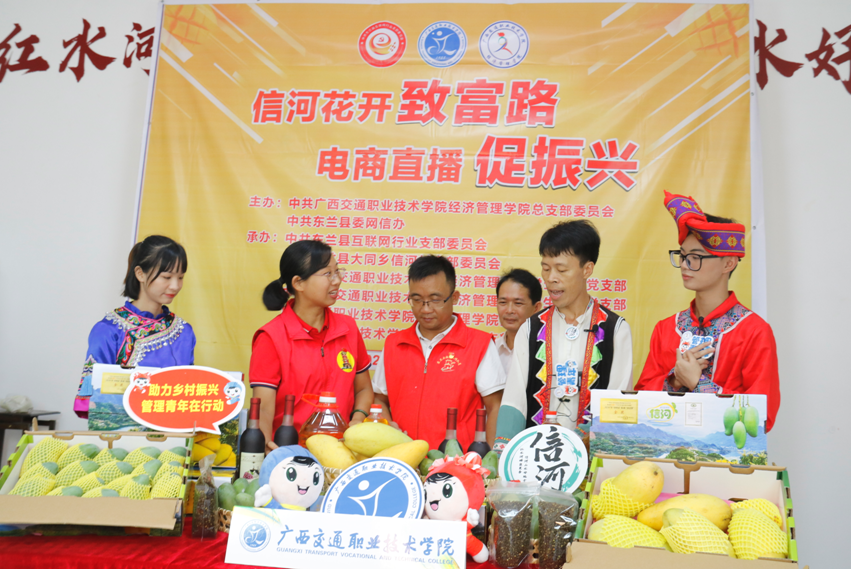 梁玥悅（左二）與當地網紅一起做芒果等農產品直播。受訪者供圖