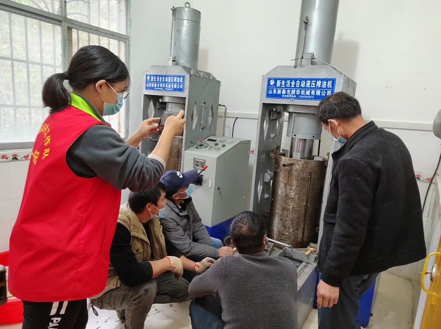 梁玥悅（左一）在為信河村油茶收購加工中心拍攝宣傳視頻。受訪者供圖