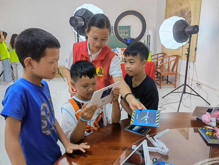 梁玥悦指导孩子们体验AR技术。受访者供图