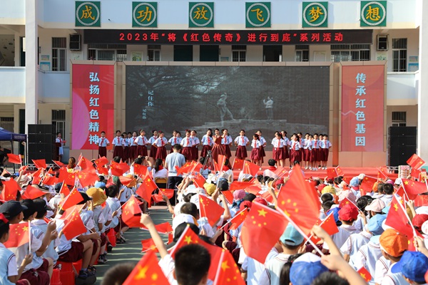 图为大化县“将《红色传奇》进行到底”系列活动进校园暨少先队新队员入队仪式现场，老队员表现红色歌舞节目《记住你》