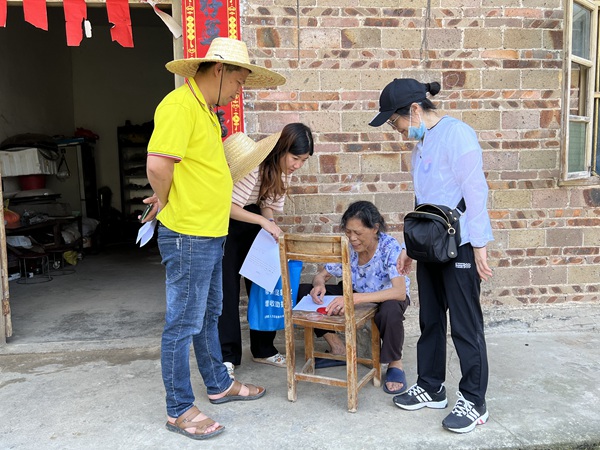 验收合格农户现场签字确认