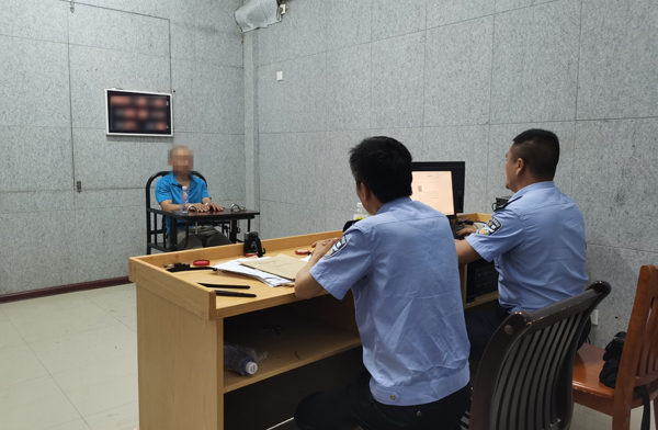 犯罪嫌疑人赵某峰正在受审。扶绥县公安局供图