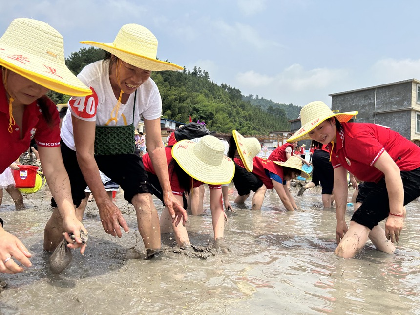 浑水摸螺抓鱼现场热闹非凡。