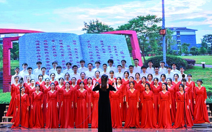 合唱《龙的传人》。桂林医学院青年新媒体中心供图