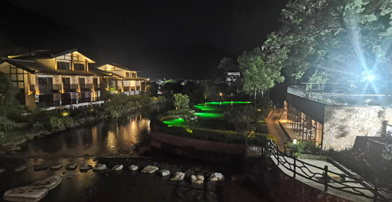 千家洞文旅度假區夜景。