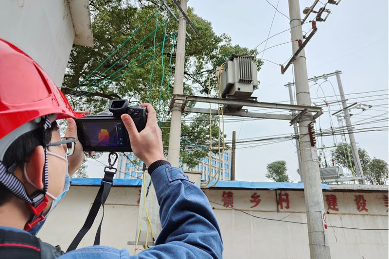 电力人员对高考保供电线路开展红外测温。袁孝珍摄