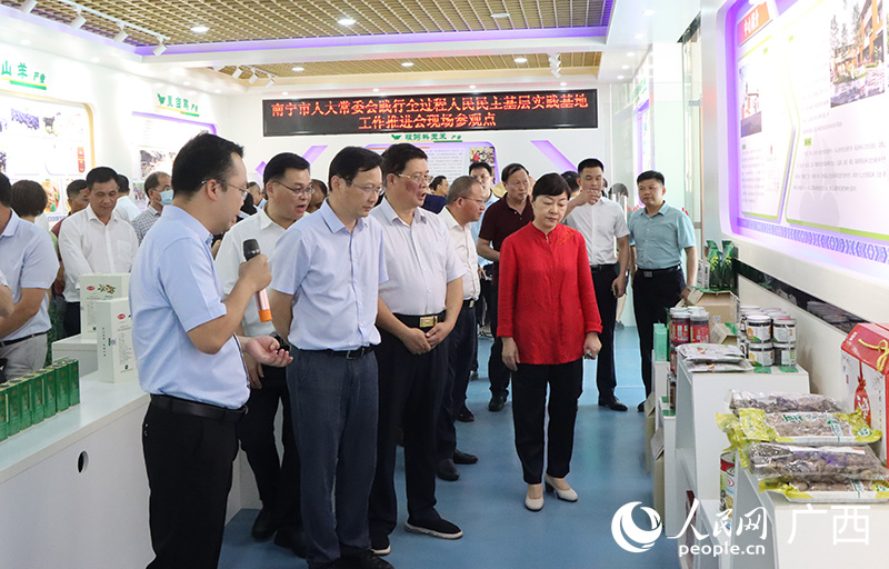 5月30日，南宁市人大常委会组织人大系统的干部到良庆区、马山县的示范站点进行考察。图为马山现代种业科技创新中心考察现场。人民网记者 彭远贺摄