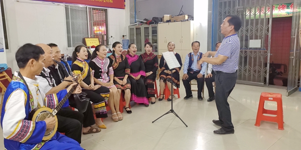图为该县文艺爱好者在老师的指导下学唱本地壮族山歌。黄燕群摄.jpg