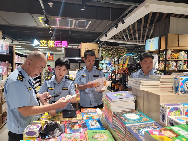 图为执法人员执法检查现场。班华俭摄