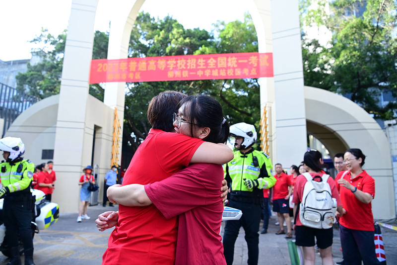 柳州铁一中学城站校区考点外,家长送孩子“赶考”。黄蕊摄