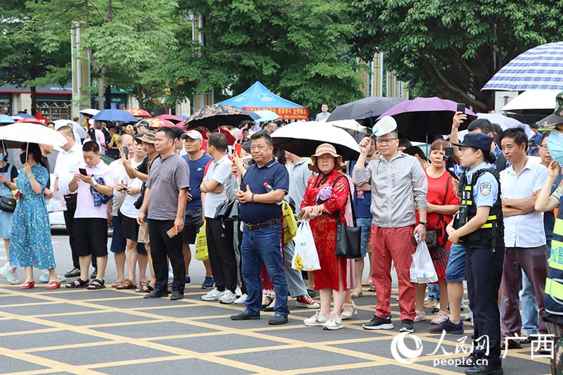 家长在柳州高中高新校区考点外等待。人民网 付华周摄