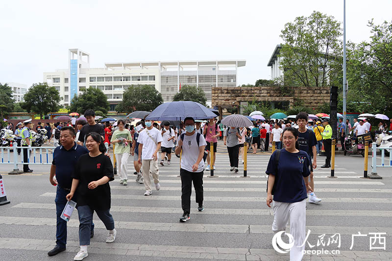 考生满怀信心走出考场。人民网 付华周摄