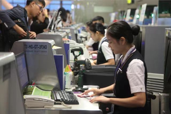 南航地服人員為旅客辦理值機手續。南航廣西分公司供圖
