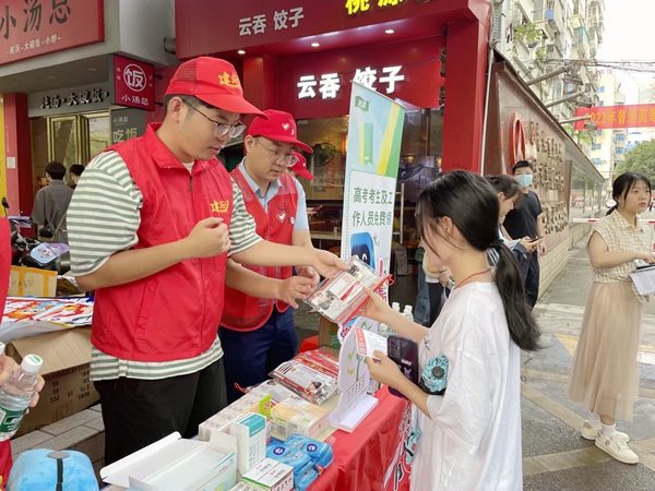 志愿者为考生提供考试用具。