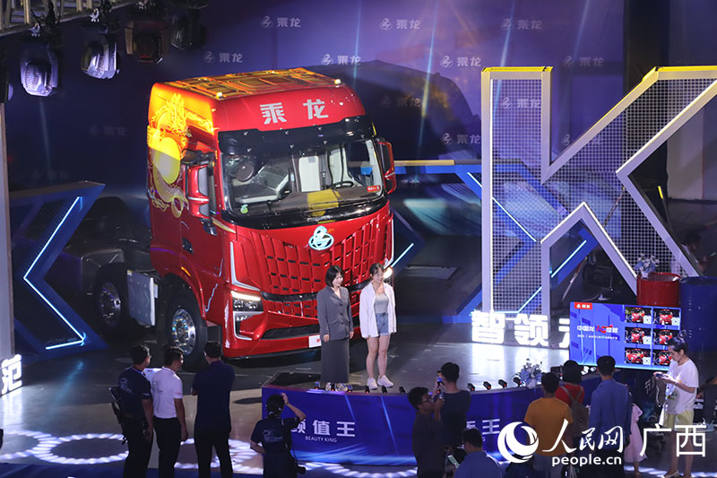新一代高端重卡乘龙HK受关注。人民网 付华周摄