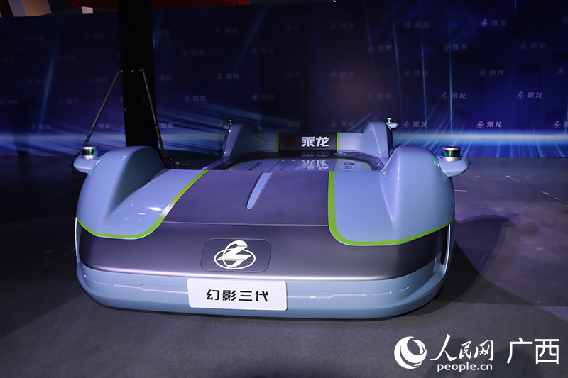 科技感十足的乘龙幻影三代智能牵引车。人民网 付华周摄