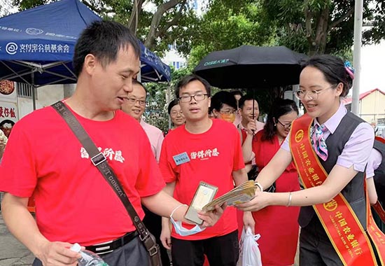 南寧科技支行開展“愛心助考 為夢護航”公益活動。李紅星攝