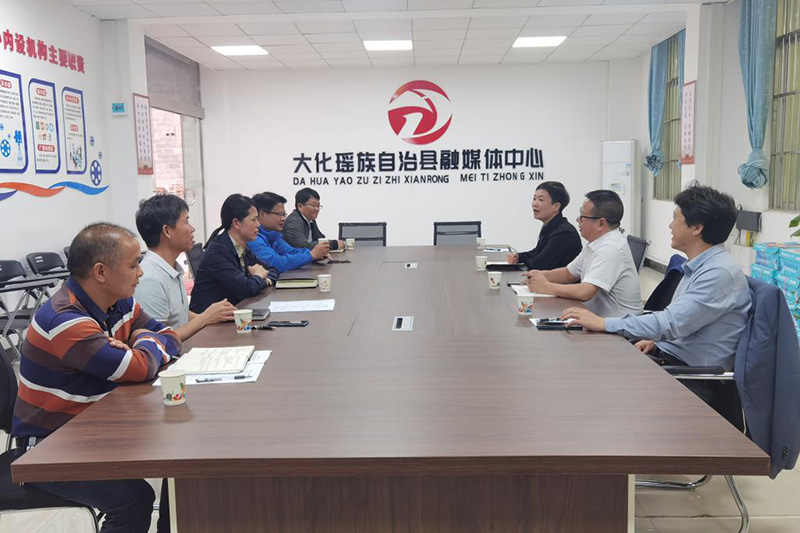 熊建军一行人（右）赴大化瑶族自治县融媒体中心调研。河池学院供图