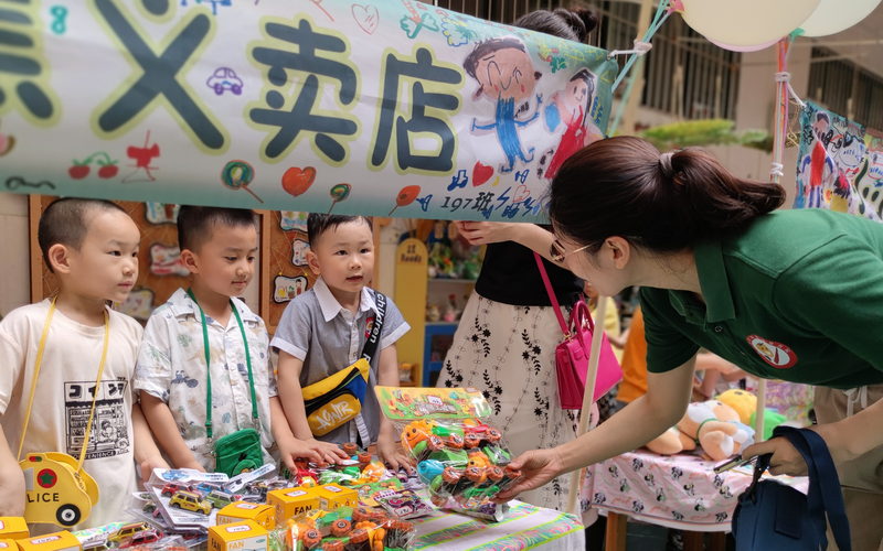 本次活動愛心助學款來自南寧市直屬機關組織的愛心義賣活動。韋詠瀚攝