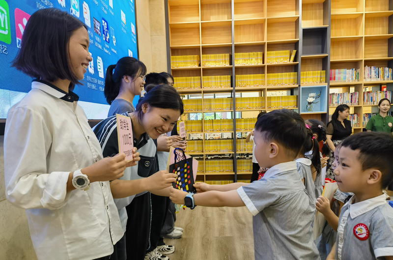 市保幼兒給明天學校的哥哥姐姐送上手繪禮物。韋詠瀚攝