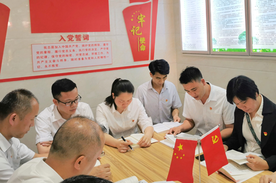 陈小愿（右二）在红色驿站和小组成员一起交流学习。莫衍贤摄