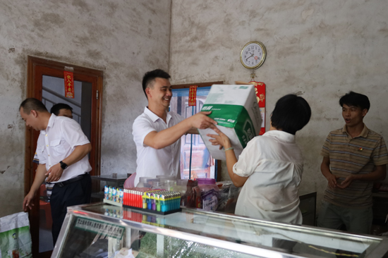 陈小愿帮助困难零售户提升店面形象。莫衍贤摄