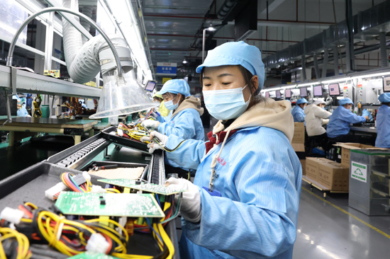 长城电源技术（广西）有限公司生产车间工人在赶制订单。苏桂摄
