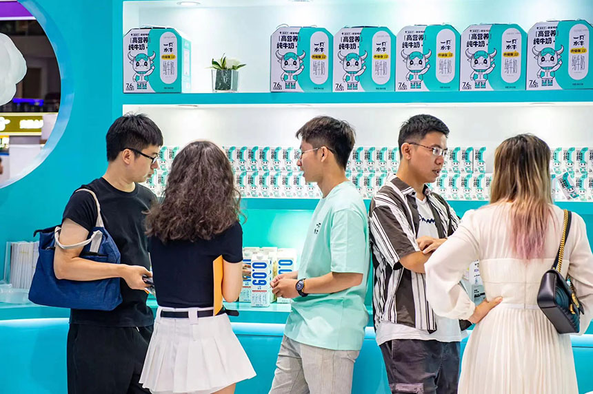 群众在现场了解皇氏乳业相关产品。皇氏乳业供