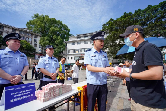 民警將群眾損失的現金如數返還。桂林市公安局供圖