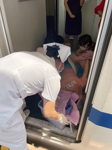 医护人员现场为生产旅客整理身体，做好转运准备。邓锦波 摄.jpg