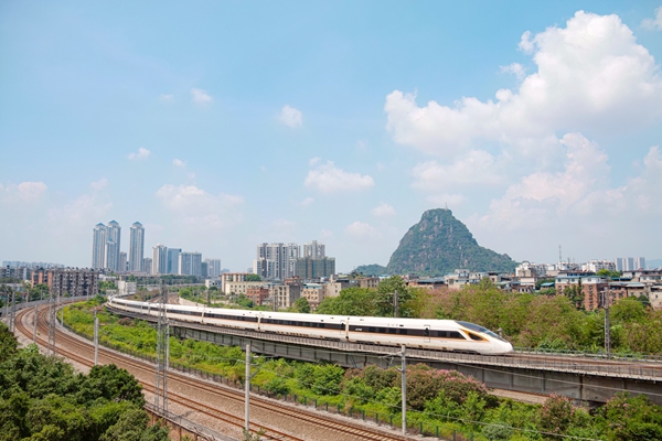 复兴号动车组在衡柳线柳州段行驶。杨靖育摄