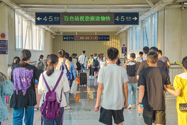 旅客有序通过百色站天桥通道准备乘车。秦塬棋摄