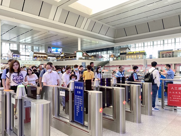 南宁东站旅客有序检票进站。于莉摄