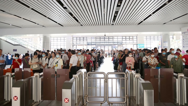 玉林站候车厅里旅客有序排队候车。梁源嵩摄