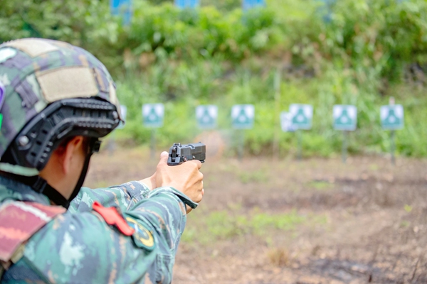 武警官兵进行手枪快速射击。