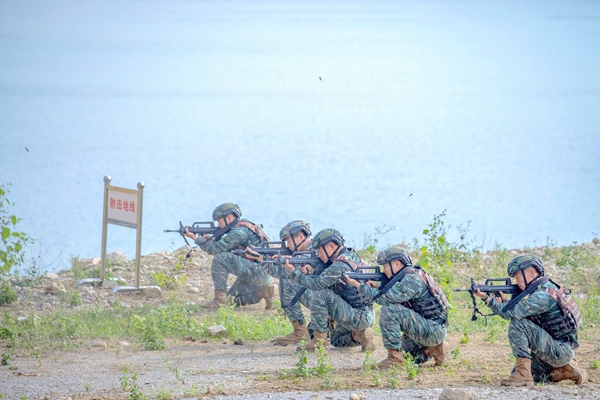 武警官兵开展步枪跪姿射击。