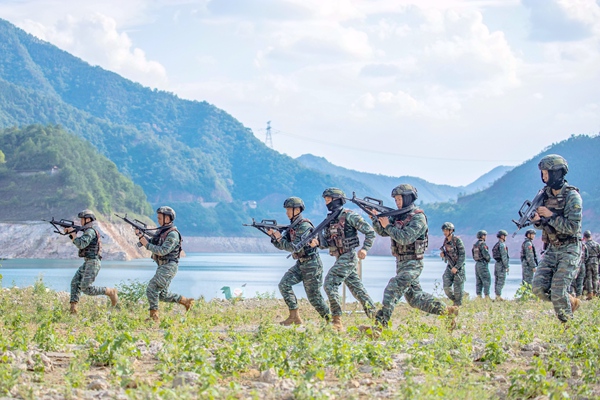 武警官兵在快速跃进中更换弹夹。