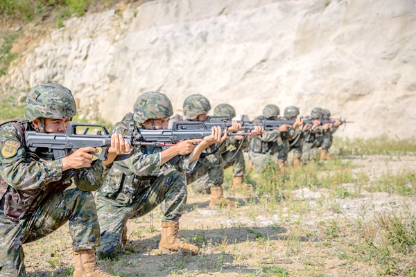 武警官兵进行步枪据枪训练。